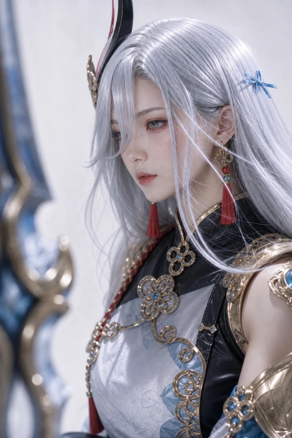 申鹤静坐侧脸长枪虚化 Cosplay 拍摄动作参考图